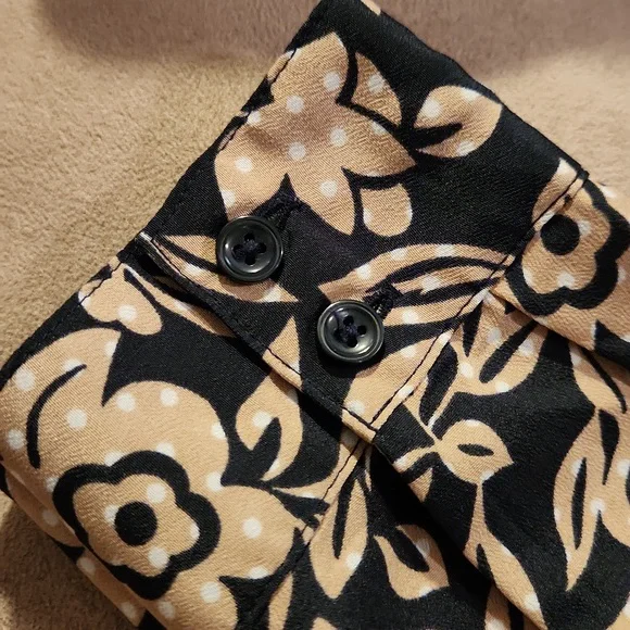 Ann Taylor petite v-neck floral blouse Size SP Colors black tan and white - Picture 13 of 13